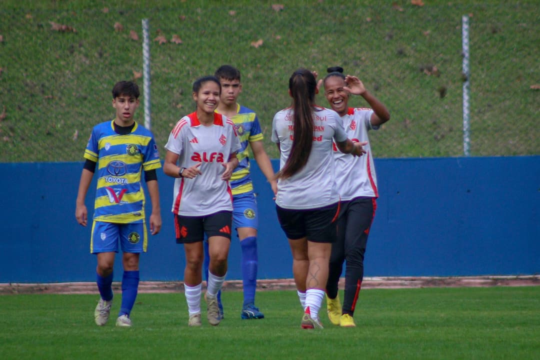 Gurias Coloradas encerram semana de preparação com jogo-treino