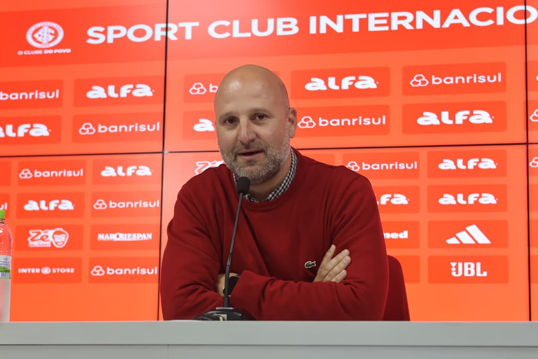 José Olavo Bisol concede coletiva e analisa o abril colorado