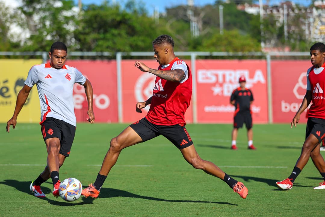 Líder do grupo, equipe treina após vencer o Avenida