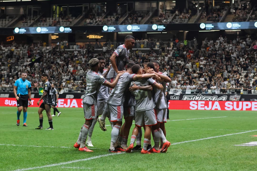 Chuva, raça e vitória por 3 a 1 na Arena MRV